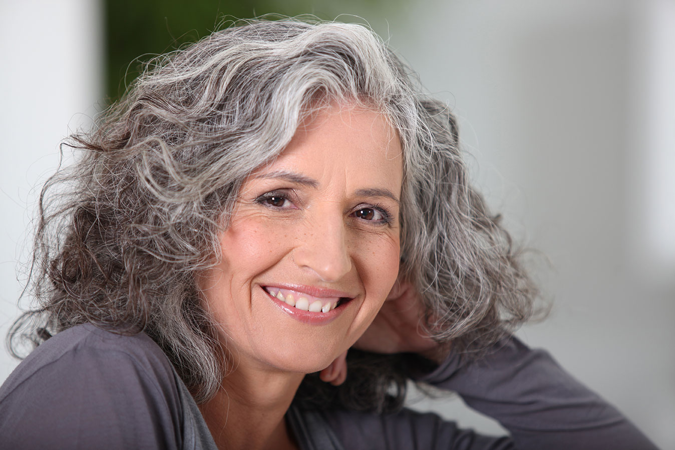Femme souriante aux cheveux gris