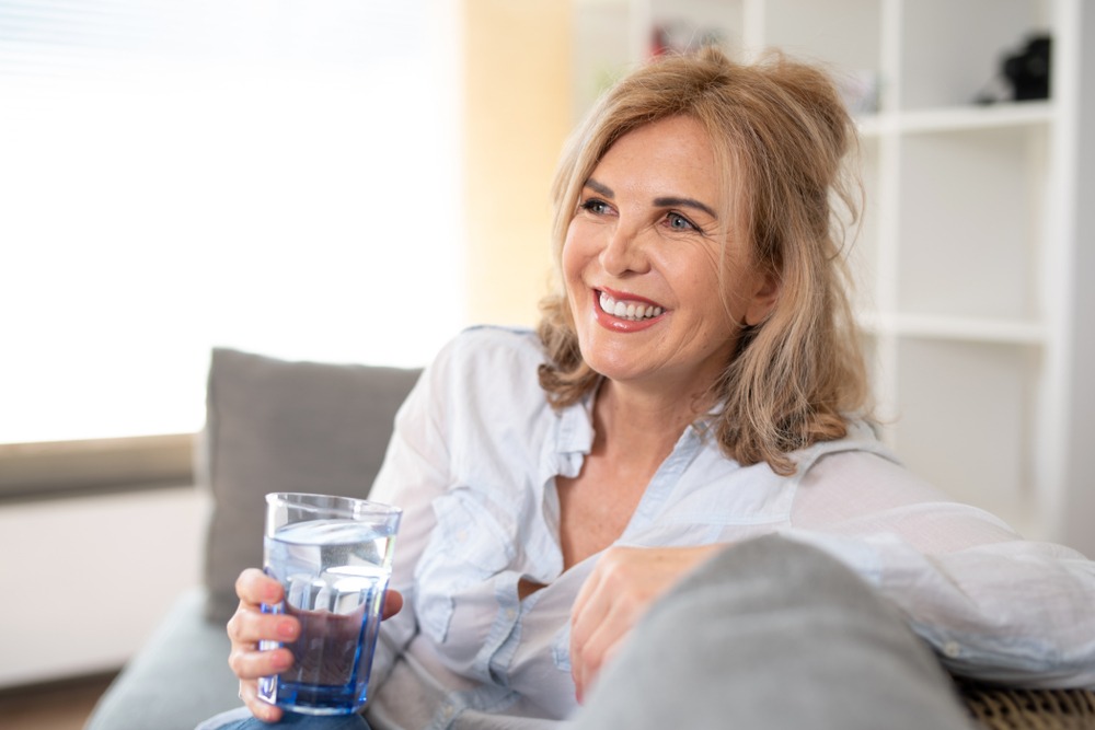 Attractive,Elderly,Woman,Is,Drinking,A,Gas,Water,On,The