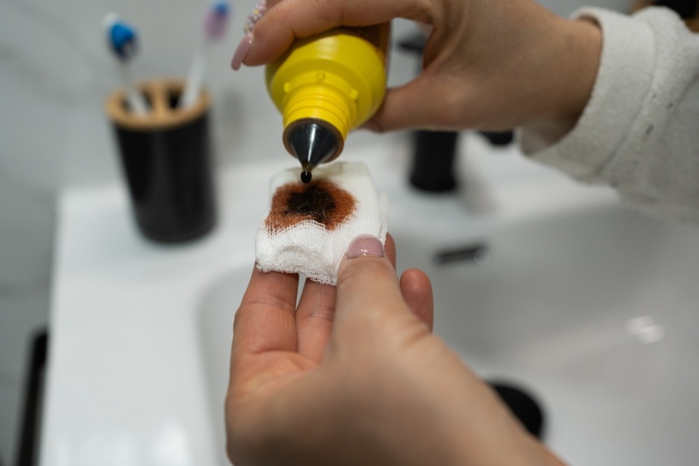 Close-up,Of,Unrecognizable,Young,Woman's,Hands,Applying,Iodine,Drops,To